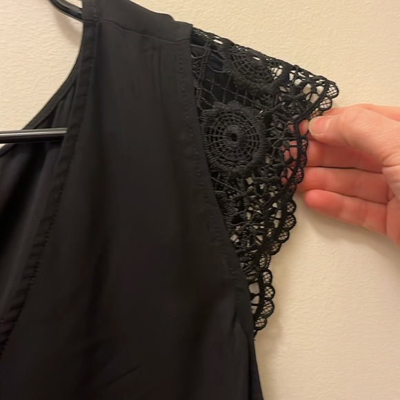 TORRID Black dressy V neck top embroidered cap sleeves size 1 - Picture 4 of 8